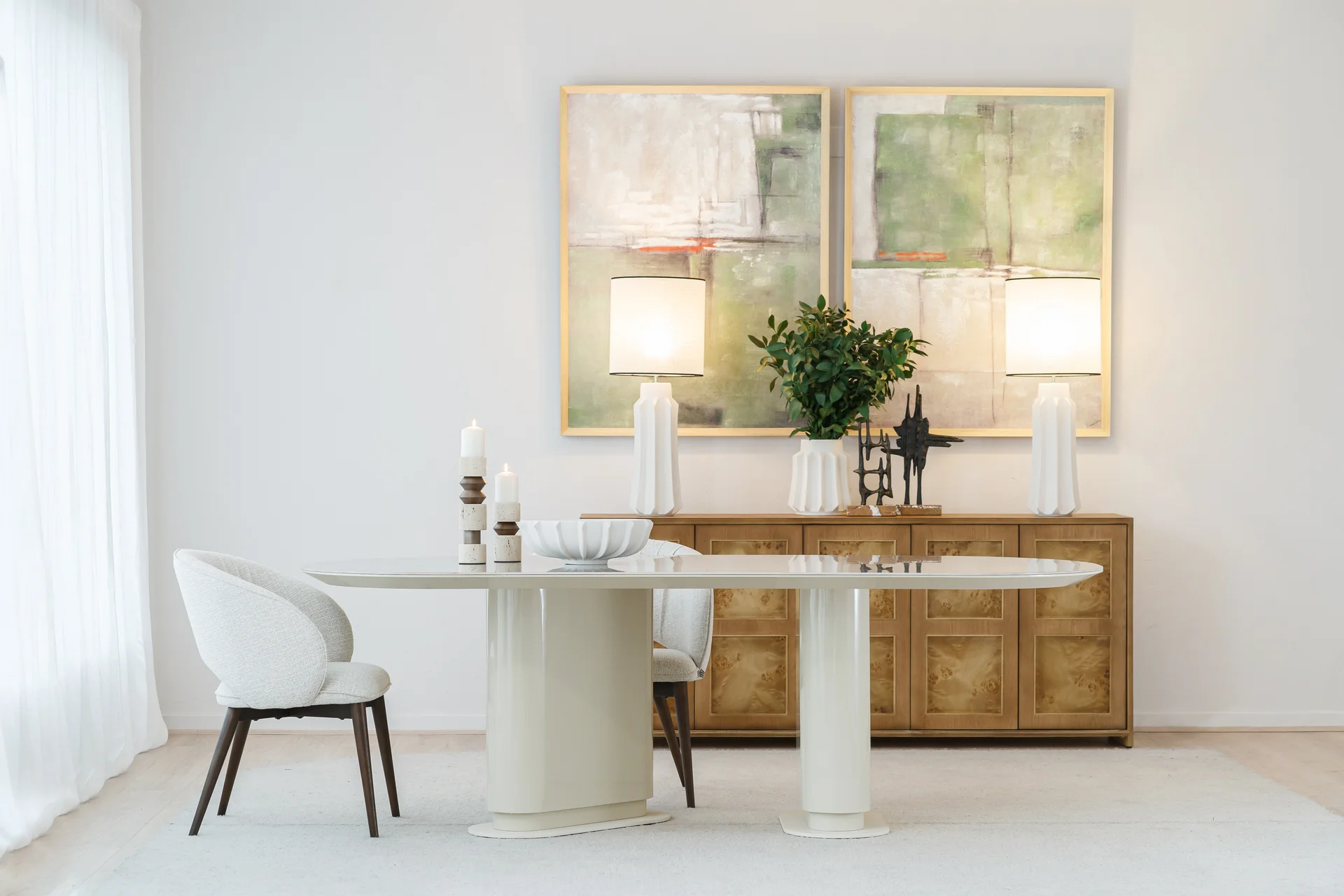Ambiente de comedor contemporáneo con mesa lacada, sillas tapizadas y aparador de madera de VP Interiorismo